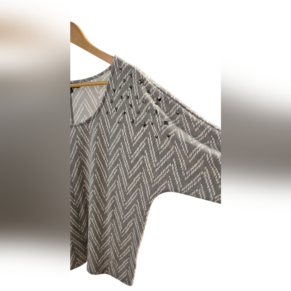 Adrienne Vittadini - Gray & White Chevron Studded Shoulders Batwing Long Sleeve​ - Picture 3 of 9